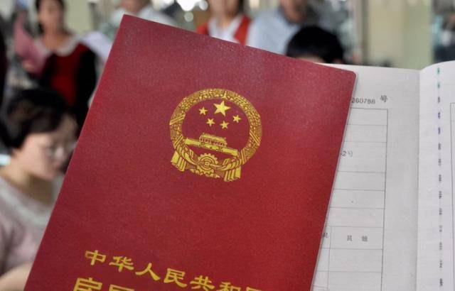  房产证上两个人的名字可以抵押吗？如何办理？