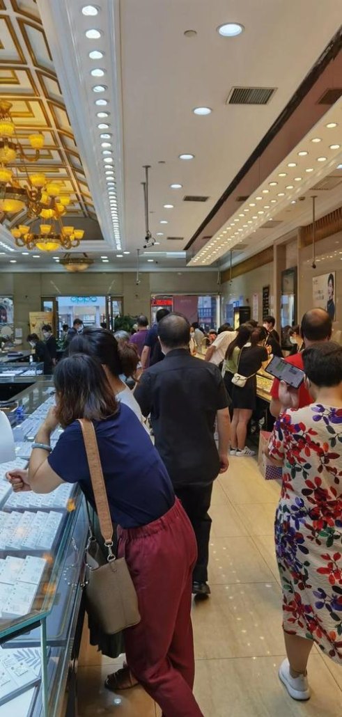 逛金店像逛菜市场，年轻人爱上攒黄金