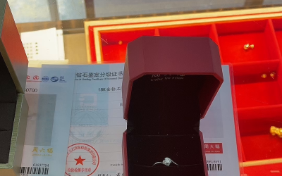 回来老铁寄过来的 拿过来的钻戒黄金#钻石回收