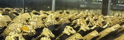 “只犹豫一下就被买走”“投资金条没货”！黄金市场太火了，工厂订单排到年后，小姐姐也迷上存小克重金条